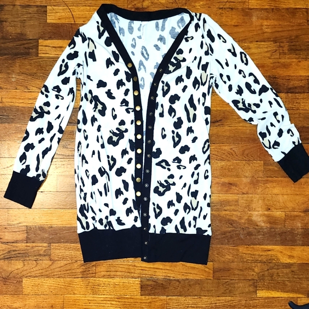 ⭐️Host Pick⭐️ Womens Black, White and Tan Leopard Print Cardigan Sweater